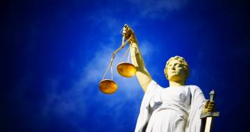 vrouwe justitia tegen blauwe lucht