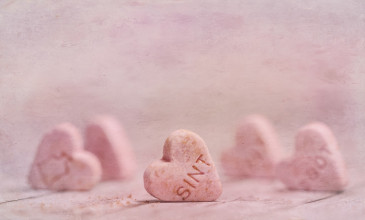 roze snoep hartjes met tekst sint