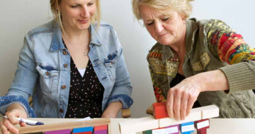 Marjan Heintjes (rechts) en Trudy Bleumink knutselen samen