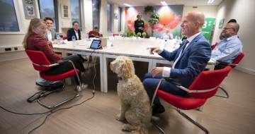 Knops aan tafel met meerdere mensen bij Bartimeus