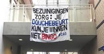 spandoek hangt aan brug