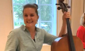 vrouw houd cello vast