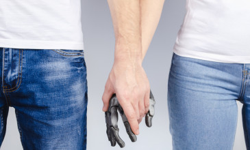 twee mensen houden handen vast waarvan een een robothand is