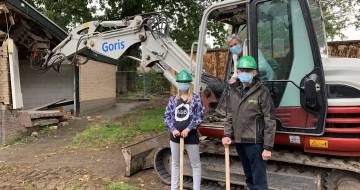 Officiële start bouw nieuwbouw Bakenbergseweg. Met bewoner Vanessa, bestuurder Elver Irma Harmelink en bewoner Dick..jpg