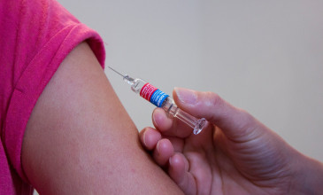 vrouw krijgt vaccinatie in arm