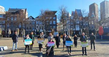 Groepsfoto aanbieden Manifest Gehandicaptenzorg