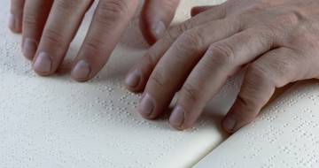 vingers voelen braille in boek