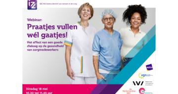drie vrouwen staan glimlachend naaast elkaar
