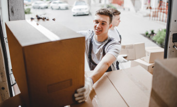 Mannen dozen verhuizen - foto van CCE