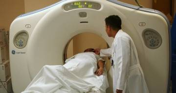 dokter staat bij mri