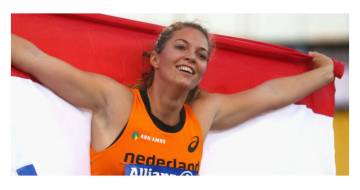 Atlete Marlou van Rhijn houd nederlandse vlag vast en glimlacht