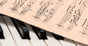 piano en blad met muziek