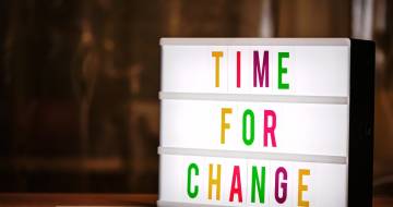 bord met tekst time for change in gekleurde letters