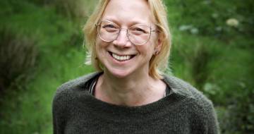 Portretfoto van een lachende Sofie Sergeant die buiten staat