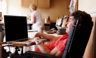 Digitale toegang: vrouw werkt op laptop