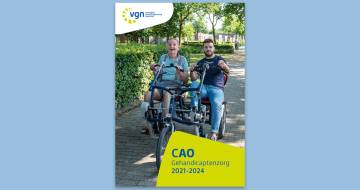 Twee mannen op duo-fiets