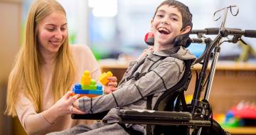 Jongen in rolstoel op school