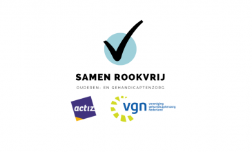 tekst Samen Rookvrij ouderen- en gehandicaptenzorg Actiz en VGN met in beeld logo zwart vinkje op blauwe achtergrond