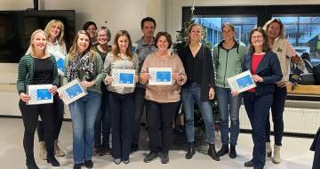 Docent en deelnemers Masterclass Kennismanagement 2022 met hun certificaat