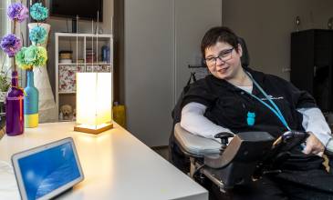 Vrouw in rolstoel slimme technologie