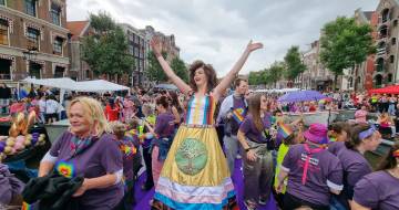 Phoebe Crystal in zelfgemaakte jurk op de boot Pride Amsterdam