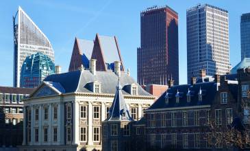 Foto van het torentje in Den Haag en de hofvijver