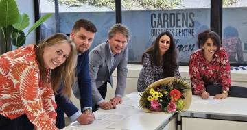 De onderhandelingsdelegaties tekenen het cao-onderhandelingsresultaat