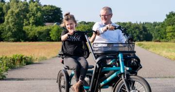 Anna Sophie (links) en haar vader Marijn Krijger zitten op een duo fiets buiten