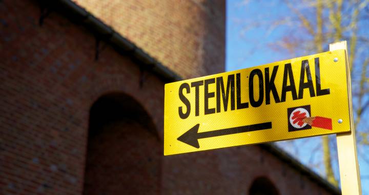 Bord met pijl naar stemlokaal