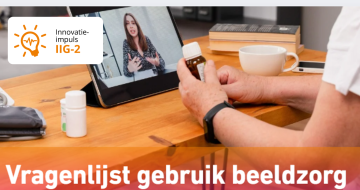 En persoon is digitaal, via de tablet in gesprek met een mevrouw over medicijnen. Daaroverheen staat de banner met daarop 'vragenlijst gebruik beeldzorg'.