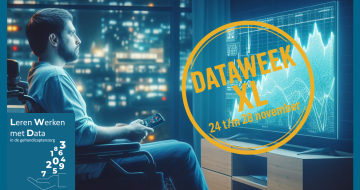 Jongen in rolstoel zit voor een Tv-scherm en kijkt naar grafieken met daarin data. Daarover heen staat een button met daarin 'DATAWEEK XL - 24 t/m 28 november'