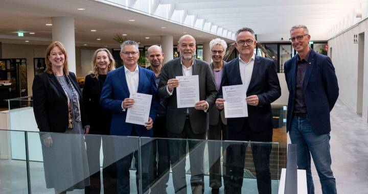 Foto van de mensen die het convenant Amsterdam hebben ondertekend 
