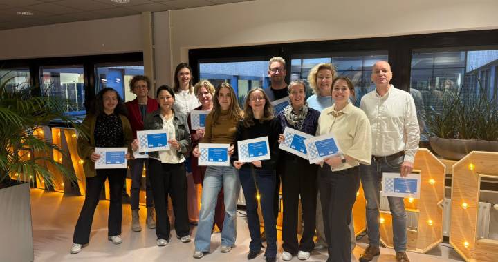 Deelnemers en docent Masterclass Kennismanagement bij cerfiticaatuitreiking.