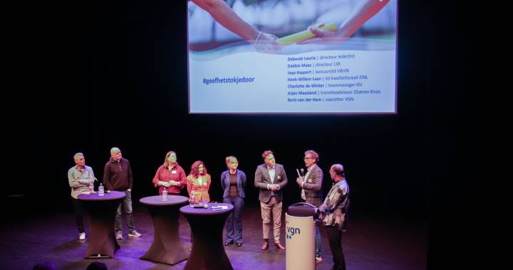 Vertegenwoordigers van Ieder(in), het LSR, V&VN, de Kwaliteitsraad van Zorginstituut Nederland, de IGJ, Zorgkantoor Zilveren Kruis en de VGN bevroegen elkaar op hun rol in het realiseren van de vernieuwde visie en gaven het stokje door.