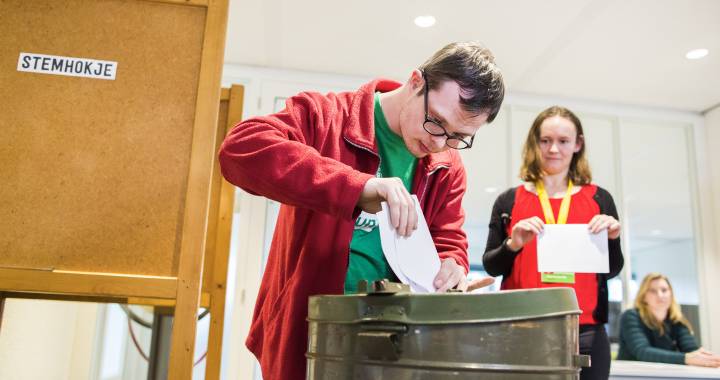 Oefenen met stemmen tijdens een workshop van Prodemos