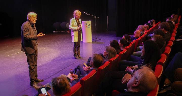 Karin Runia en Jac de Bruijn in gesprek met deelnemers over toezicht op kwaliteit in de gehandicaptenzorg.