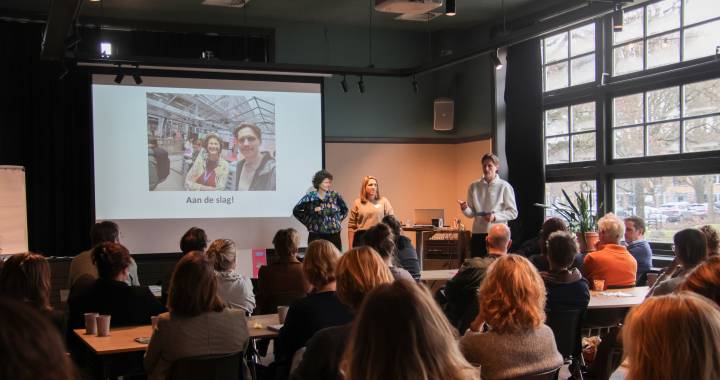 Deelnemers verkennen de methode ‘Ruimte pakken’ tijdens de themadag Kwaliteitskompas in beweging.