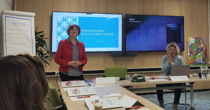 Gastdocent Marion Kersten (l) en Annelies Kleijsen (r) bij de Masterclass Kennismanagement