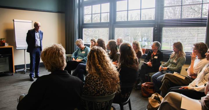 Deelnemers in gesprek met prof. dr. Kees Ahaus