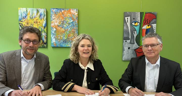 Ondertekening van de intentieverklaring. Van links naar rechts: Gert van Enk (Philadelphia), Charlotte de Schepper (Nationale Zorgreserve/SES) en Theo van Uum (VGN).