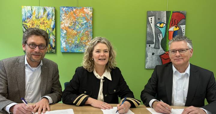 Ondertekening van de intentieverklaring. Van links naar rechts: Gert van Enk (Philadelphia), Charlotte de Schepper (Nationale Zorgreserve/SES) en Theo van Uum (VGN).