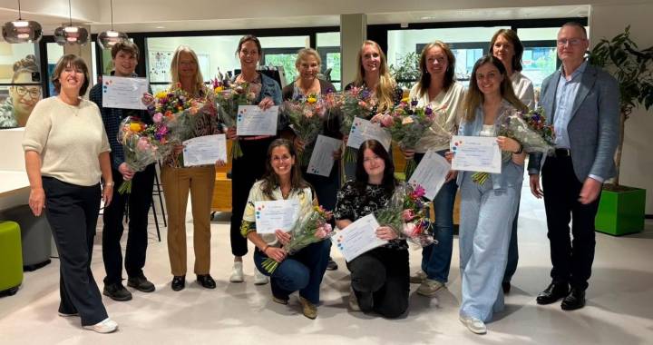 Groepsfoto deelnemers en docenten Masterclass Wetenschappelijk Onderzoek  met hun certificaat en bloemen