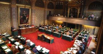 eerste kamer met rood tapijt