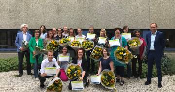 groep mensen met bos bloemen