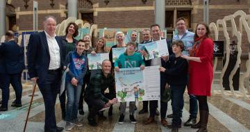 groep mensen poseert voor foto