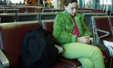 vrouw met groene kleding zit op stoel