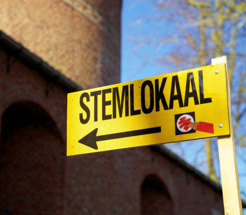 Bord met pijl naar stemlokaal