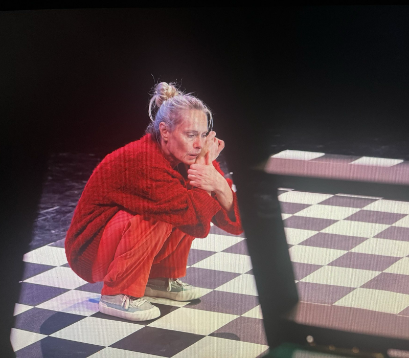 Vrouw knielend op het podium