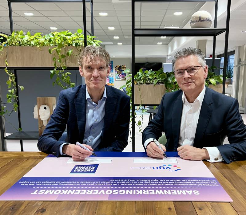 Jan-Kees van Wijnen en Theo van Uum ondertekenen de samenwerking tussen AWIZ en de VGN