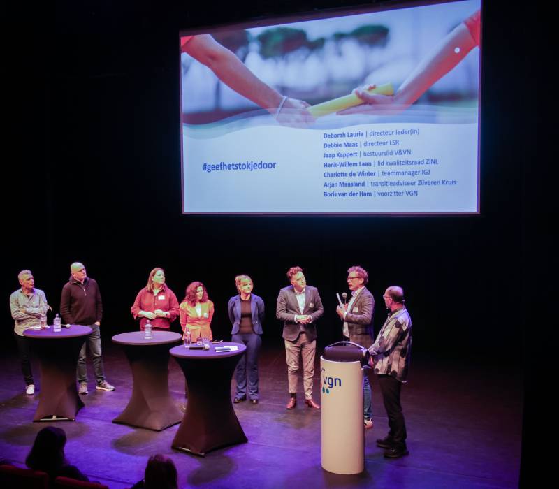 Vertegenwoordigers van Ieder(in), het LSR, V&VN, de Kwaliteitsraad van Zorginstituut Nederland, de IGJ, Zorgkantoor Zilveren Kruis en de VGN bevroegen elkaar op hun rol in het realiseren van de vernieuwde visie en gaven het stokje door.